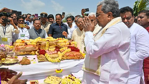 CM Siddaramaiah offers bagina at Almatti dam