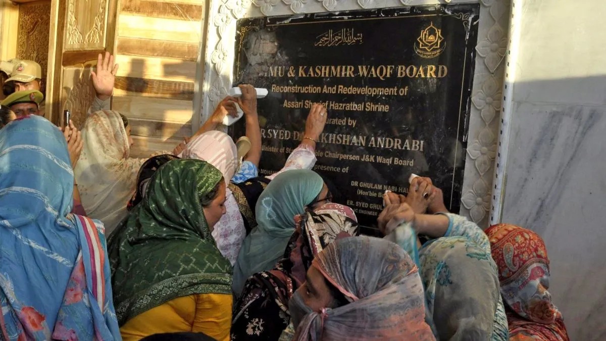 Hazratbal Shrine Ashoka emblem vandalism