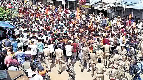 Police lathicharge protesting activists in Maddur