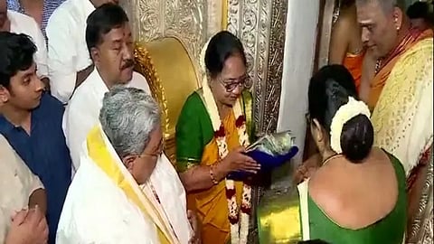 Falicitation in front of Mysuru Chamundeshwari temple