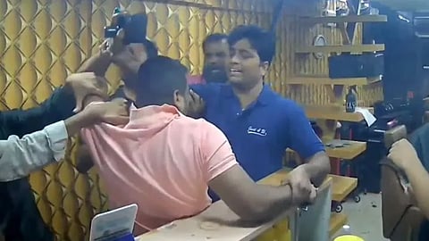 A salon owner was beaten up by the workers of MNS