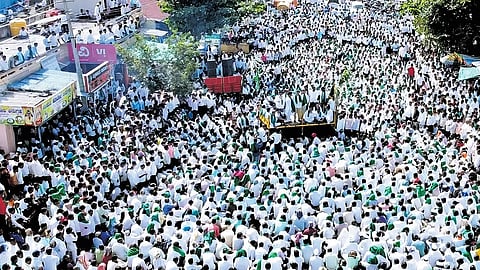 Agitating sugarcane growers at Gurlapur, near Mudalgi, Belagavi district.