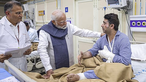 PM Modi meets an injured victim undergoing treatment at LNJP hospital following a blast near the Red Fort, in New Delhi.