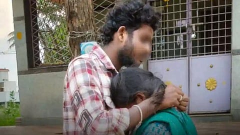 ಚಿಕ್ಕಬಳ್ಳಾಪುರ: ಪ್ರೀತಿಸಿ ಮದುವೆಯಾದ ಜೋಡಿಗೆ ನೀವು ಅಣ್ಣ-ತಂಗಿ ಎಂದ ಪೋಷಕರು; ನನಗೆ ಅವನೇ ಬೇಕೆಂದು ವಿಷ ಕುಡಿದ ಯುವತಿ!