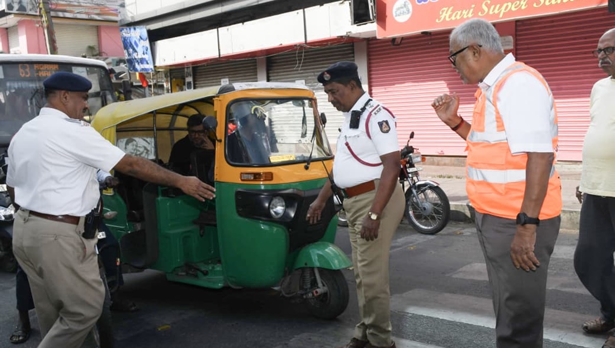 BJP MLA Suresh Kumar dons role of traffic constable in Bengaluru