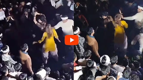 ಡ್ಯಾನ್ಸರ್ ಎದೆ ಮುಟ್ಟಿದ ವ್ಯಕ್ತಿಗೆ ಕಪಾಳಮೋಕ್ಷ, ಆಕ್ರೋಶಿತ ಗುಂಪಿನಿಂದ ನೃತ್ಯಗಾರ್ತಿಯರ ಮೇಲೆ ಹಲ್ಲೆ, Video!