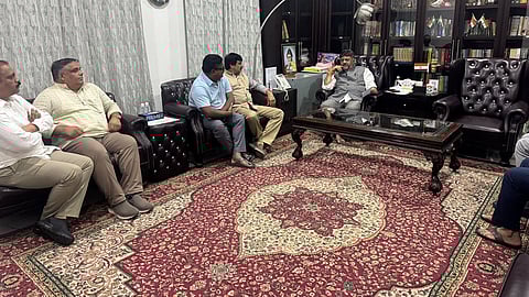 DK Shivakumar discussing with his supporters