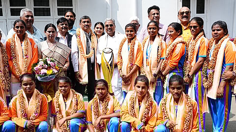 ವಿಶ್ವಕಪ್ ವಿಜೇತ ಭಾರತದ ಅಂಧ ಮಹಿಳಾ ಕ್ರಿಕೆಟ್ ತಂಡವನ್ನು ಅಭಿನಂದಿಸಿದ ಸಿದ್ದರಾಮಯ್ಯ