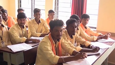ಕೇಸರಿ ಶಾಲುಗಳನ್ನು ಧರಿಸಿ ವಿದ್ಯಾರ್ಥಿಗಳ ಗುಂಪು ತರಗತಿಗಳಿಗೆ ಬಂದಿದ್ದಾರೆ.