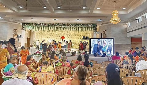 ವಧು-ವರರಿಗೆ ತಟ್ಟಿದ IndiGo ವಿಮಾನ ಹಾರಾಟ ರದ್ದು: ಹುಬ್ಬಳ್ಳಿಯಲ್ಲಿ ನಡೆಯಿತು ಆನ್ ಲೈನ್ ನಲ್ಲಿ ಆರತಕ್ಷತೆ !