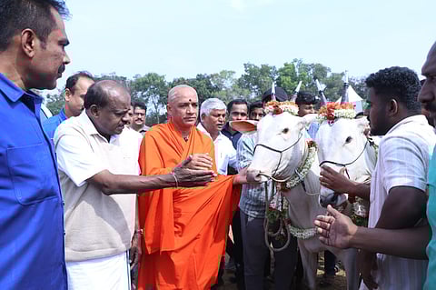 Adichunchanagiri Nirmalananda Seer and H.D. Kumaraswamy