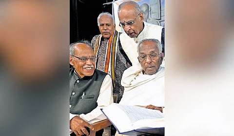 ಕನ್ನಡ ಶಬ್ದಾರ್ಥ ಕೋಶ ಬಿಡುಗಡೆ ಸಂದರ್ಭದಲ್ಲಿ ಸಾಹಿತಿಗಳಾದ ನಾಡೋಜ ಡಾ.ಗೋ ರು ಚನ್ನಬಸಪ್ಪ, ಎನ್.ಸೋಮೇಶ್ವರ ಮತ್ತಿತರರು.