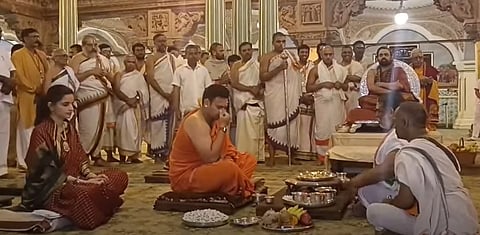 ಮೈಸೂರು: ಶೃಂಗೇರಿ ಶ್ರೀಗಳಿಗೆ ಪಾದಪೂಜೆ ನೆರವೇರಿಸಿದ ಯದುವೀರ್ ಒಡೆಯರ್