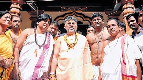 Deputy Chief Minister D K Shivakumar with priests after offering prayers at the Sri Mahabaleshwar Temple in Gokarna recently.(