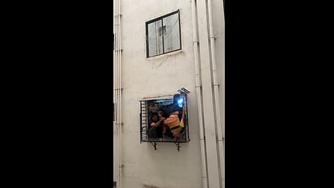 10ನೇ ಮಹಡಿಯ ಕಿಟಕಿಯಿಂದ ಬಿದ್ದ ವ್ಯಕ್ತಿ 8 ನೇ ಮಹಡಿಯಲ್ಲಿ ಪವಾಡಸದೃಶ ಪಾರು!