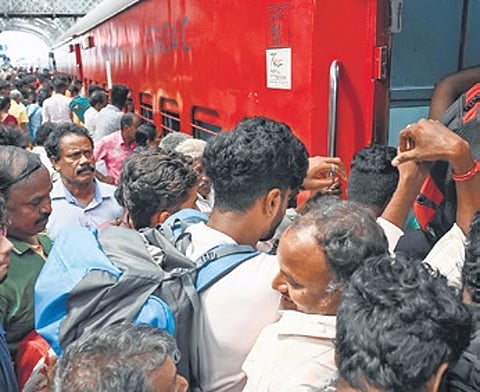 ಆಧಾರ್ ದೃಢೀಕೃತ ಪ್ರಯಾಣಿಕರು ಮಾತ್ರ ಮುಂಗಡ ಬುಕಿಂಗ್ ಮೊದಲ ದಿನ ಟಿಕೆಟ್ ಬುಕ್ ಮಾಡಬಹುದು: ರೈಲ್ವೆ ಇಲಾಖೆ
