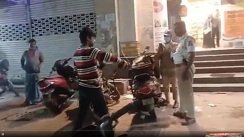 Auto Driver threatens traffic cops with snake in Hyderabad