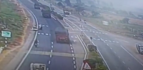 Viral Video: ಬೈಕ್ ಸವಾರನ ರಕ್ಷಿಸಲು ಹೋಗಿ ಕಾರಿಗೆ ಲಾರಿ ಡಿಕ್ಕಿ, ಮೂವರು ಸಾವು