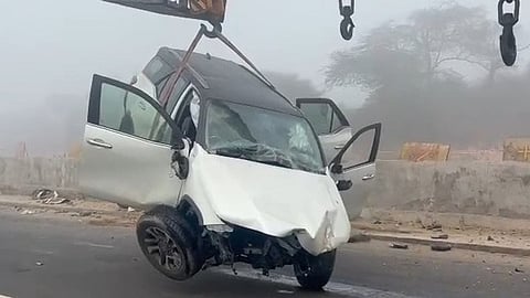 ದಟ್ಟ ಮಂಜಿನಿಂದಾಗಿ ವಿಭಜಕಕ್ಕೆ ಫಾರ್ಚೂನರ್ ಕಾರು ಡಿಕ್ಕಿ: ಮಹಿಳಾ ಪೇದೆ ಸೇರಿ ಐವರ ದುರ್ಮರಣ