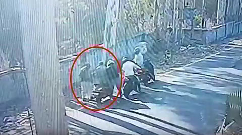 ಬೆಂಗಳೂರು: ಬನ್ನೇರುಘಟ್ಟದಲ್ಲಿ ಸಿನಿಮಾ ಶೈಲಿಯಲ್ಲಿ ದರೋಡೆ; ಯುವಕನಿಗೆ ಲಾಂಗ್ ತೋರಿಸಿ ಬೆದರಿಕೆ, 31 ಲಕ್ಷ ರೂ. ಲೂಟಿ..! Video