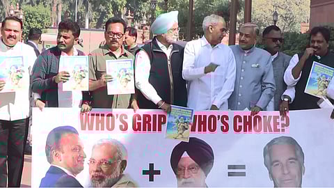 ವಿರೋಧ ಪಕ್ಷದ ಸಂಸದರು ಸಂಸತ್ ಭವನದ ಸಂಕೀರ್ಣದ ಮಕರ ದ್ವಾರದ ಹೊರಗೆ ಪ್ರತಿಭಟನೆ ನಡೆಸಿದರು.