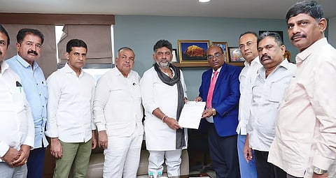 GBA ಚುನಾವಣೆ ಮುನ್ನ ಮತದಾರರ ಪಟ್ಟಿ ಸರಿಪಡಿಸಿ: ಇಸಿಗೆ ಡಿಕೆ ಶಿವಕುಮಾರ್ ನೇತೃತ್ವದ ಬೆಂಗಳೂರು ನಿಯೋಗ ಮನವಿ