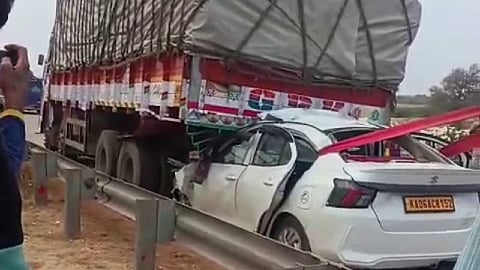 ಲಾರಿಗೆ ಕಾರು ಡಿಕ್ಕಿ