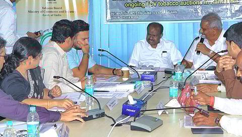 HD Kumaraswamy and Minister K Venkatesh during a Tobacco Board meeting