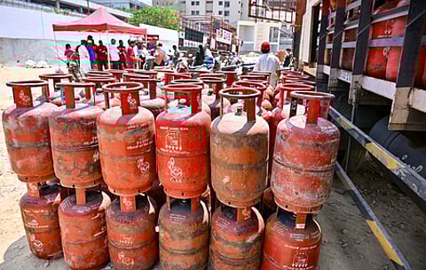 Central government finally admits to HC that there is LPG shortage
