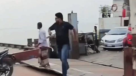 ಭೀಕರ Video: ನೋಡ ನೋಡುತ್ತಲೇ ನದಿಗೆ ಉರುಳಿದ ಬಸ್, 40ಕ್ಕೂ ಹೆಚ್ಚು ಮಂದಿ ನಾಪತ್ತೆ, ಕನಿಷ್ಠ 23 ಮಂದಿ ಸಾವು!