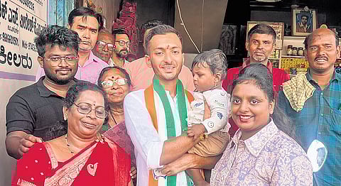 Congress candidate Samarth Shamanur campaigns in Davanagere on Tuesday
