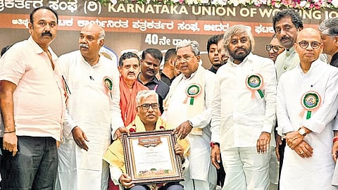 Chief Minister Siddaramaiah presents the Bhimanna Khandre Memorial Award to TNIE Assistant Resident Editor Ramu Patil at the 40th State Journalists’ Conference