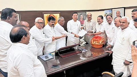 Congress MLAs from Karnataka meet Surjewala