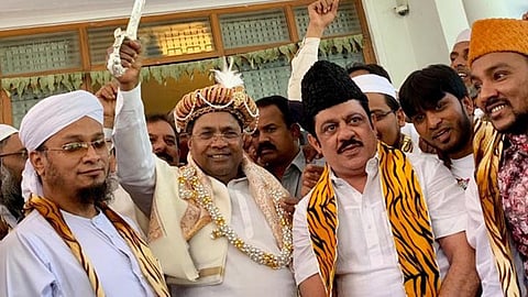 Siddaramaiah with muslim leaders (file photo)