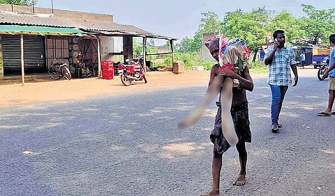 Odisha man reaches bank with sister’s exhumed body to claim money