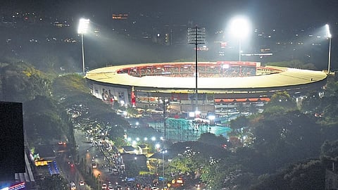 ಟೂರ್ನಿಗೆ ಕೋಟಿ ಕೋಟಿ ಖರ್ಚು ಆದರೆ, ಬಿಲ್ ಬಾಕಿಯ ಕೋಪ; ಚಿನ್ನಸ್ವಾಮಿ ಕ್ರೀಡಾಂಗಣದ 240 CCTV ಗಳ ಆಪ್ಟಿಕಲ್ ಫೈಬರ್ ಕೇಬಲ್ ಗೆ ಕತ್ತರಿ!