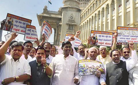 ಪ್ರತಿಭಟನಾ ನಿರತ ಬಿಜೆಪಿ ರಾಜ್ಯ ಮುಖಂಡರು