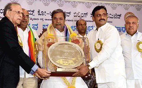 ದಿ ಐಡಿಯಲ್ ಹೋಮ್ಸ್ ಕೋ-ಆಪರೇಟಿವ್ ಬಿಲ್ಡಿಂಗ್ ಸೊಸೈಟಿ ಲಿಮಿಟೆಡ್ ಸುವರ್ಣ ಮಹೋತ್ಸವ ಕಟ್ಟಡ ಉದ್ಘಾಟಿಸಿದ ಮುಖ್ಯಮಂತ್ರಿ ಸಿದ್ದರಾಮಯ್ಯ.