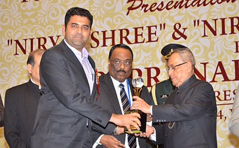 ರಾಷ್ಟ್ರಪತಿ ಪ್ರಣಬ್ ಮುಖರ್ಜಿ ಅವರಿಂದ ಪ್ರಶಸ್ತಿ ಸ್ವೀಕರಿಸುತ್ತಿರುವ ಸಂಸ್ಥೆಯ ನಿರ್ದೇಶಕರಲ್ಲೊಬ್ಬರಾದ ಕೆ ಮೊಹಮ್ಮದ್ ಹ್ಯಾರಿಸ್