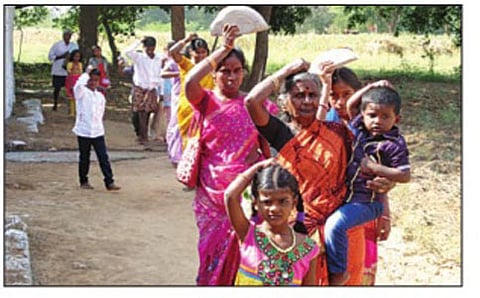 ಎಂಜಿಲು ಎಲೆಗಳನ್ನು ತಲೆ ಮೇಲೆ ಹೊತ್ತು ಹರಕೆ ತೀರಿಸಿದರು!