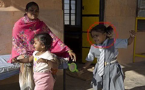 ತಾಯಿ ಮತ್ತು ತಂಗಿಯೊಂದಿಗೆ ಆಟವಾಡುತ್ತಿರುವ ಬಾಲಕಿ ಲಕ್ಷ್ಮೀ (ಸಂಗ್ರಹ ಚಿತ್ರ)