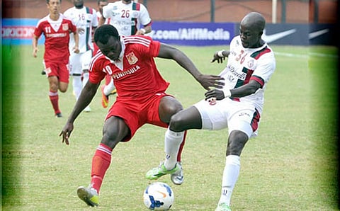 ಪುಣೆ ಎಫ್ಸಿ ತಂಡದ ಆಟಗಾರರು ಫೇಡರೇಶನ್ ಕಪ್ ಫುಟ್ಬಾಲ್ ಟೂರ್ನಿಯ 'ಬಿ' ಗುಂಪಿನ ಪಂದ್ಯದಲ್ಲಿ ಮೋಹನ್ ಬಗಾನ್ ಎದುರು ಡ್ರಾ ಫಲಿತಾಂಶ ಪಡೆಯಲು ಸಫಲರಾದರು.