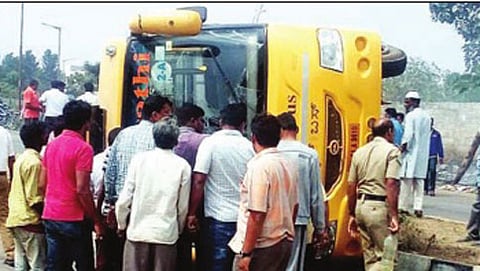 ಶಾಲಾ ಬಸ್ ಪಲ್ಟಿಯಾಗಿ 9 ವಿದ್ಯಾರ್ಥಿಗಳಿಗೆ ಗಾಯ