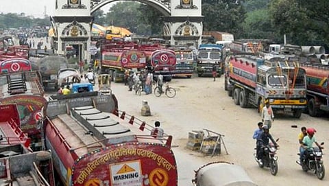 ನೇಪಾಳ ಗಡಿಯಲ್ಲಿ ನಿಂತಿರುವ ಅಗತ್ಯ ವಸ್ತುಗಳ ಟ್ರಕ್ ಗಳು (ಸಂಗ್ರಹ ಚಿತ್ರ)