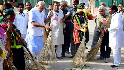 ಸ್ವಚ್ಛ ಭಾರತ ಅಭಿಯಾನದಲ್ಲಿ ಪ್ರಧಾನಿ ನರೇಂದ್ರ ಮೋದಿ ( ಕೃಪೆ : ಎಎಫ್ ಪಿ ಸಂಗ್ರಹ ಚಿತ್ರ)