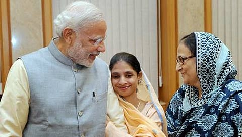 ಹಲವು ವರ್ಷಗಳ ಬಳಿಕ ಭಾರತಕ್ಕೆ ಬಂದಿಳಿದ ಗೀತಾ ಪ್ರಧಾನಮಂತ್ರಿ ನರೇಂದ್ರ ಮೋದಿ ಹಾಗೂ ಬಿಲ್ಕೀಸ್ ಈಧಿಯವರೊಂದಿಗಿರುವ ಚಿತ್ರ.