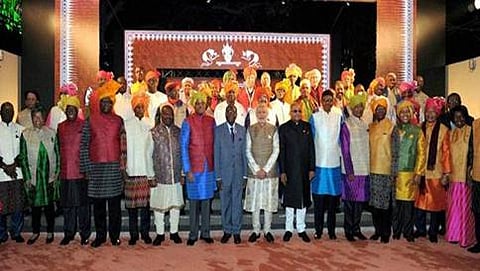 ನಿನ್ನೆ ದೆಹಲಿಯಲ್ಲಿ ಆಯೋಜಿಸಲಾಗಿದ್ದ ಔತಣಕೂಟದಲ್ಲಿ ಆಫ್ರಿಕಾದ 35 ದೇಶಗಳ ಪ್ರತಿನಿಧಿಗಳು ಪ್ರಧಾನಿ ಮೋದಿಯವರೊಂದಿಗೆ ಭಾರತದ ಸಾಂಪ್ರದಾಯಿಕ ಉಡುಗೆ ತೊಟ್ಟು ಫೋಸ್ ನೀಡಿದ್ದು ಹೀಗೆ.