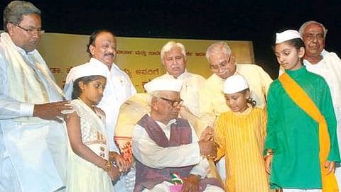 ಮುಖ್ಯಮಂತ್ರಿ ಸಿದ್ದರಾಮಯ್ಯ ಶುಕ್ರವಾರ ರವೀಂದ್ರ ಕಲಾಕ್ಷೇತ್ರದಲ್ಲಿ ನಡೆದ ಸಮಾರಂಭದಲ್ಲಿ ಹಿರಿಯ ಗಾಂಧೀವಾದಿ ಡಾ.ಹೋ.ಶ್ರೀನಿವಾಸಯ್ಯಅವರಿಗೆ `ಗಾಂಧೀ ಸೇವಾ ಪ್ರಶಸ್ತಿ' ಪ್ರದಾನ ಮಾಡಿದರ