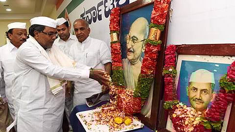 ಗಾಂಧಿ ಜಯಂತಿ ಅಂಗವಾಗಿ ಗಾಂಧಿ ಭಾವಚಿತ್ರಕ್ಕೆ ಪುಷ್ಪ ನಮನ ಸಲ್ಲಿಸುತ್ತಿರುವ ಸಿಎಂ ಸಿದ್ದರಾಮಯ್ಯ