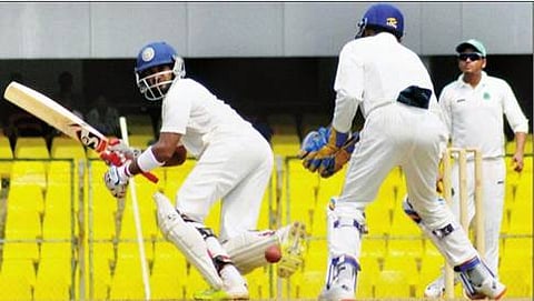 ಗುವಾಹಟಿಯಲ್ಲಿ ನಡೆಯುತ್ತಿರುವ ಅಸ್ಸಾಂ ವಿರುದ್ಧದ ರಣಜಿ ಪಂದ್ಯದಲ್ಲಿ ಶತಕ ಸಿಡಿಸಿದ ಕರ್ನಾಟಕದ ರವಿಕುಮಾರ್ ಸಮರ್ಥ್ ಬ್ಯಾಟಿಂಗ್ ವೈಖರಿ
